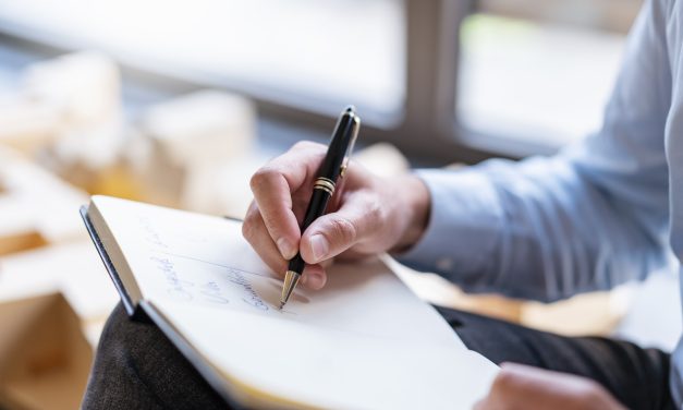 La prise de notes pendant l&rsquo;entretien d’embauche : méthodes et conseils pour une documentation efficace