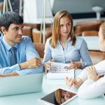 Travailler avec des agences de recrutement : avantages et inconvénients